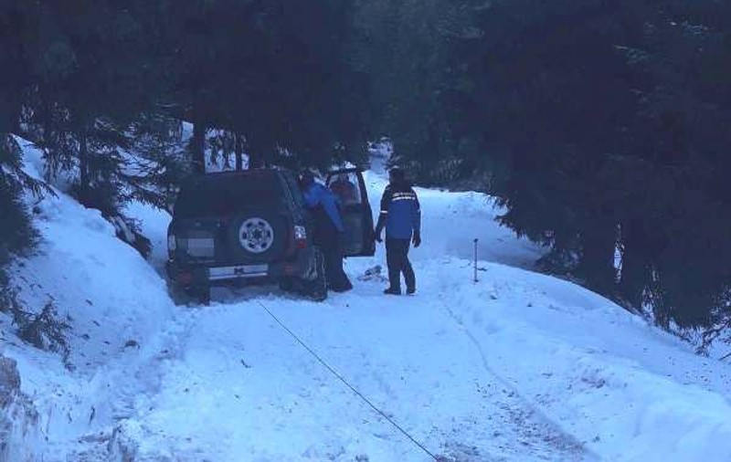 Familie cu un copil, rămasă blocată cu mașina în zăpadă, salvată de jandarmii montani