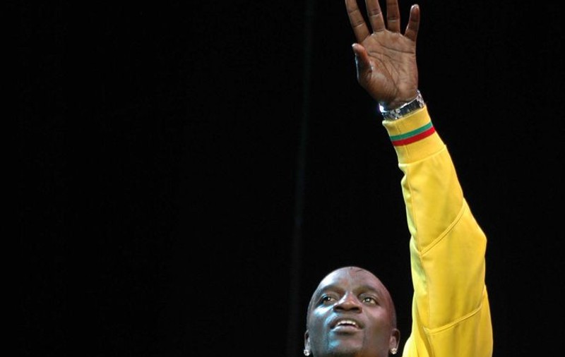 Akon crede că Michael Jackson va face playback
