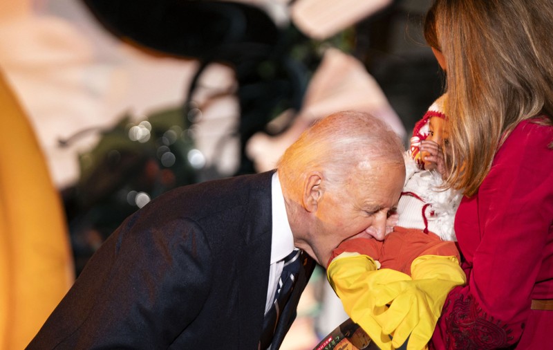 Joe Biden a mușcat în glumă mai mulți bebeluși în timpul unui eveniment de Halloween | VIDEO