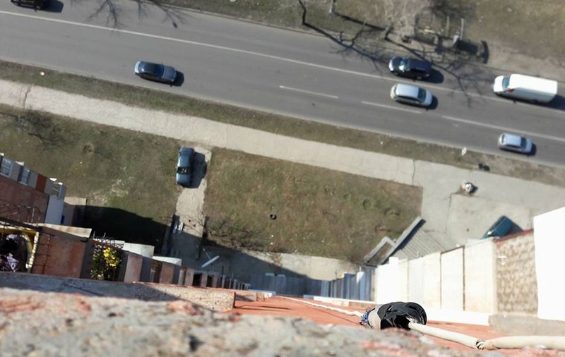 Doi adolescenți s-au aruncat de pe o clădire cu 17 etaje din Chișinău. Ar fi practicat jocul „Balena Albastră”