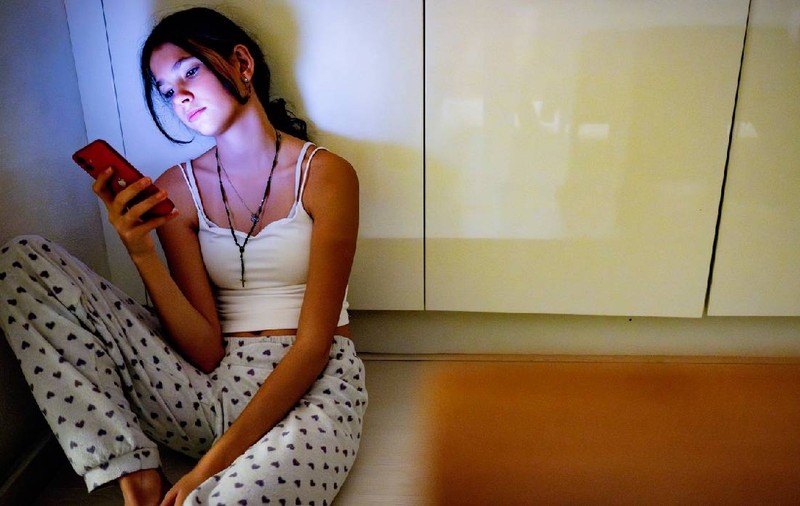 Mesajele șocante cu care o mamă și-a hărțuit fiica adolescentă online, sub o identitate falsă, timp de un an