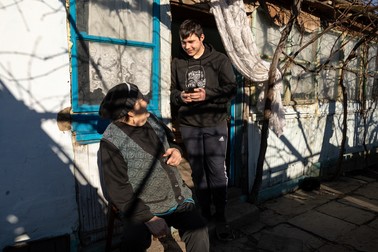 Bunica Elvira îşi doreşte ca Viorel să-şi trăiască viaţa la oraş | Foto: Eli Driu / Libertatea