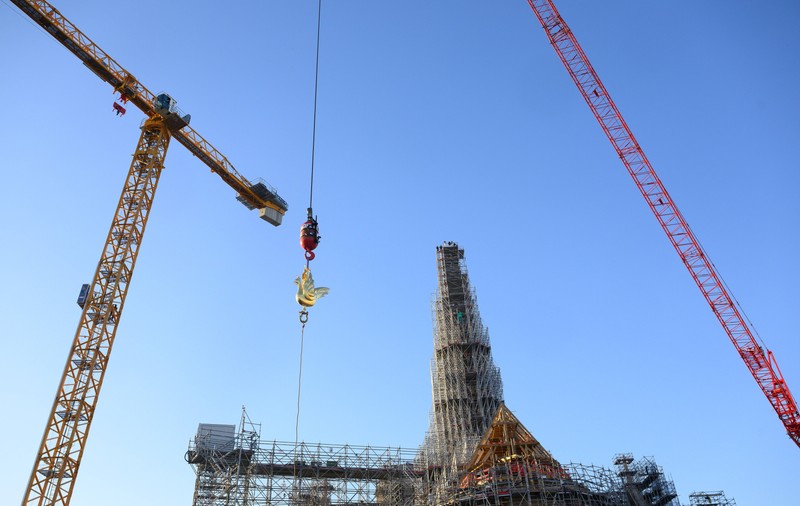 Renovarea catedralei Notre-Dame, în etapa finală. Cocoșul-simbol a fost așezat din nou pe turlă - VIDEO
