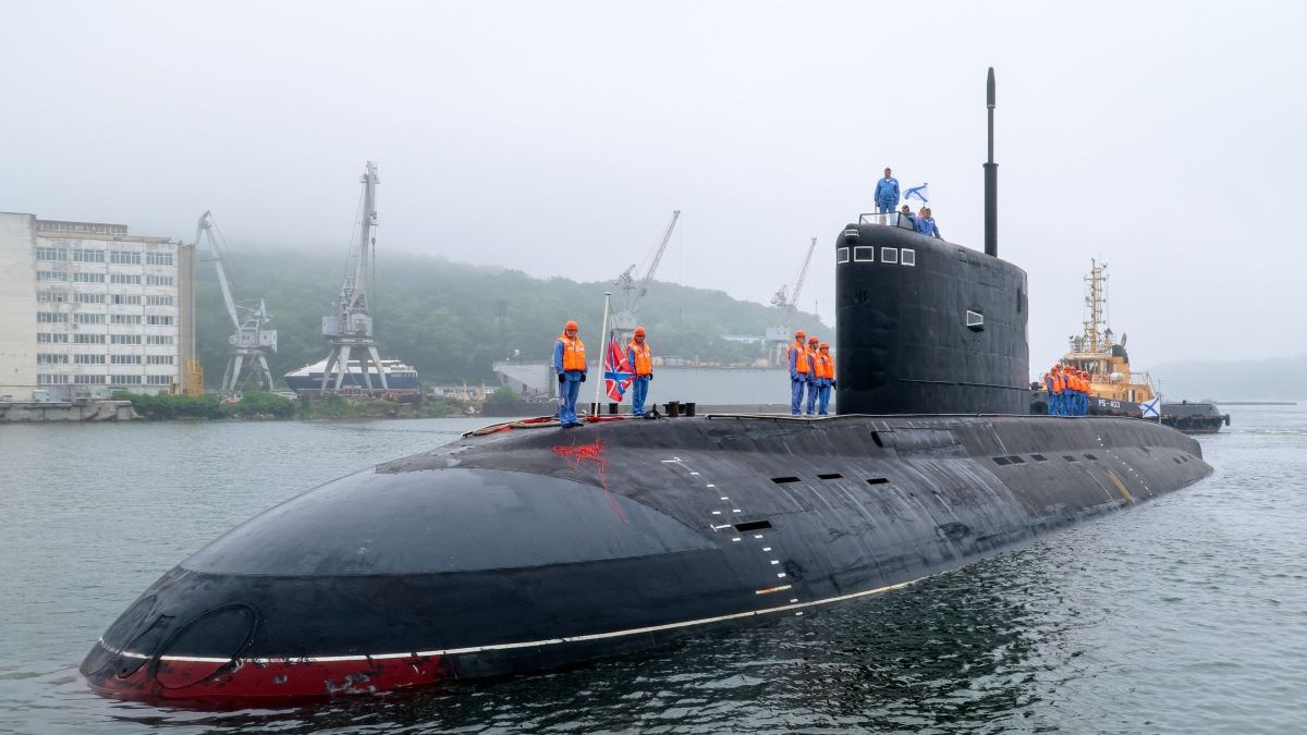 Submarinul diesel-electric Ufa al Flotei Rusiei din Pacific, care transportă rachete de croazieră Kalibr, se întoarce la bază, 3 iulie 2025