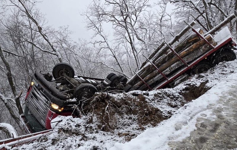 Un camion plin cu lemne s-a răsturnat într-o prăpastie, pe un drum din Sibiu. Momentul, surprins de o cameră de bord