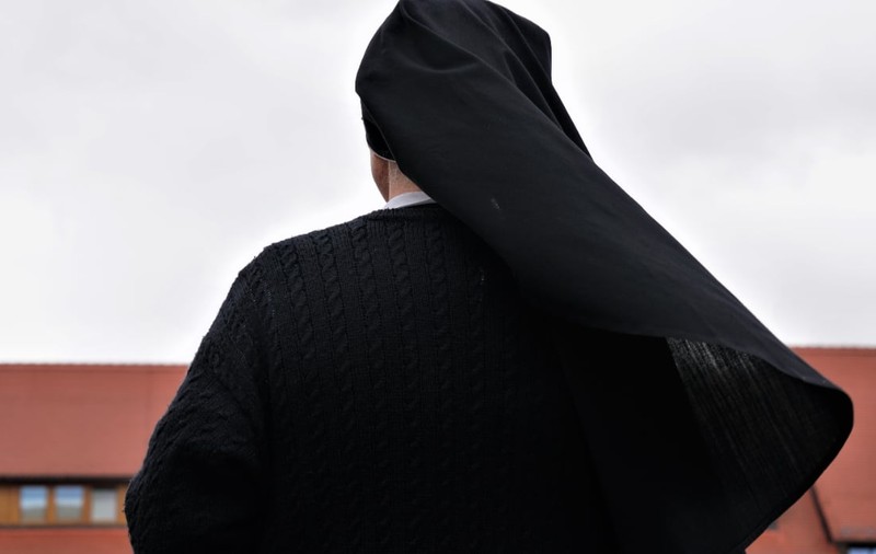 O româncă din Italia s-a deghizat în călugăriță, i-a câștigat încrederea unei femei și a păcălit-o să îi dea mii de euro