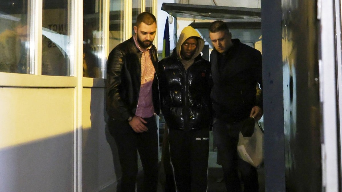 Kader Keita este escortat de polițiști după ce a fost reținut 24 de ore