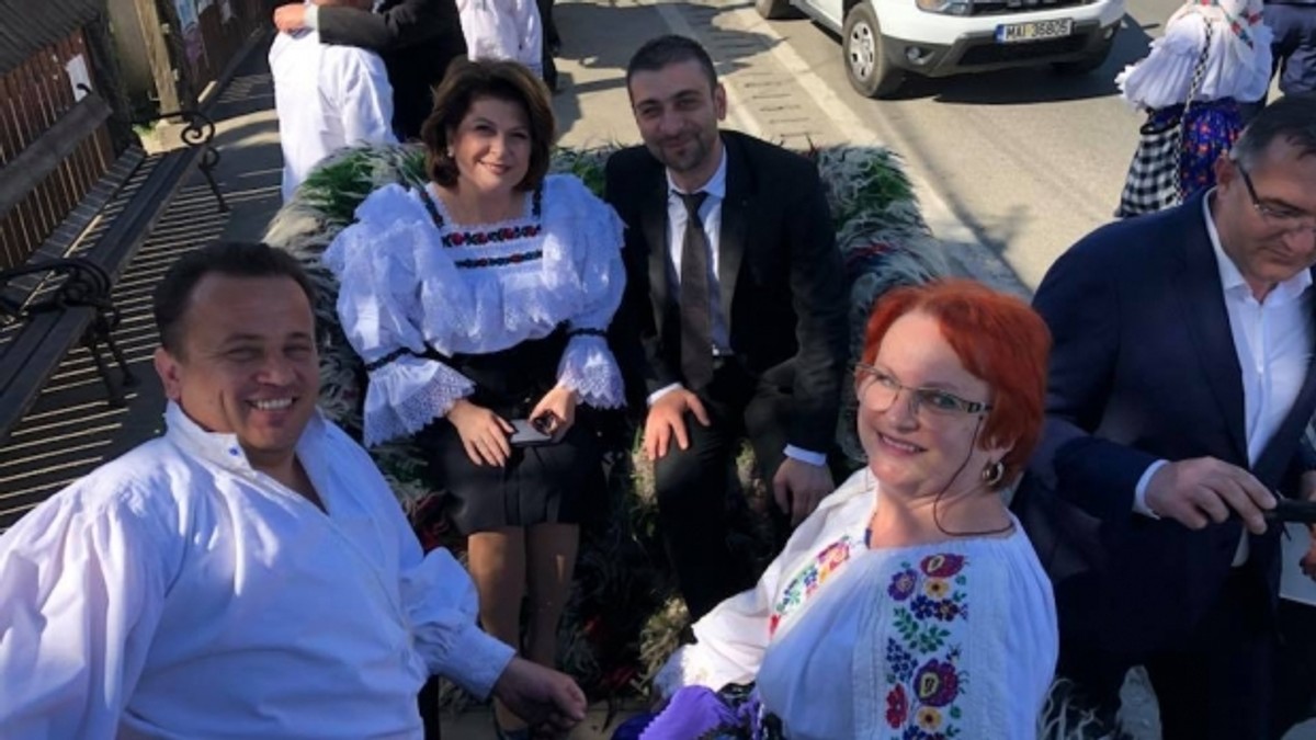 Rovana Plumb și Liviu Pop, în căruță