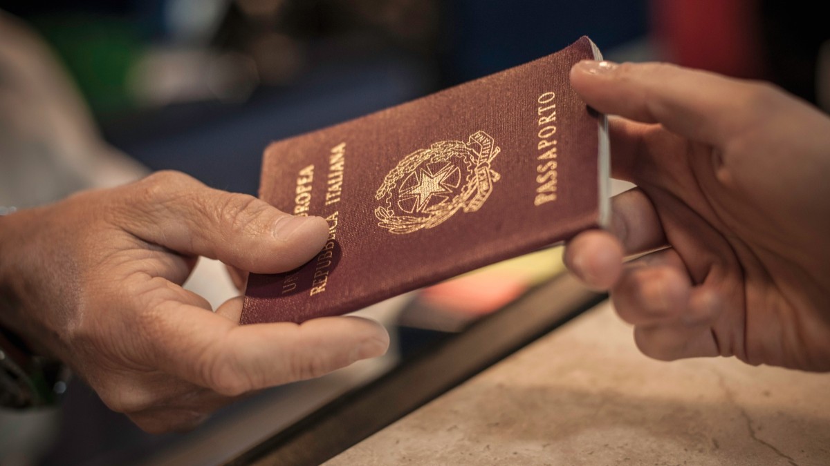 Un turist care predă pașaportul