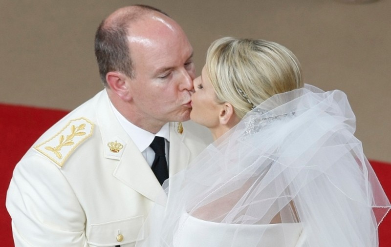 Foto | Ce sărut romantic între Prinţul Albert de Monaco şi Charlene Wittstock