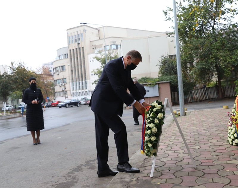 VIDEO | Klaus Iohannis a depus azi o coroană de flori în memoria victimelor de la Colectiv