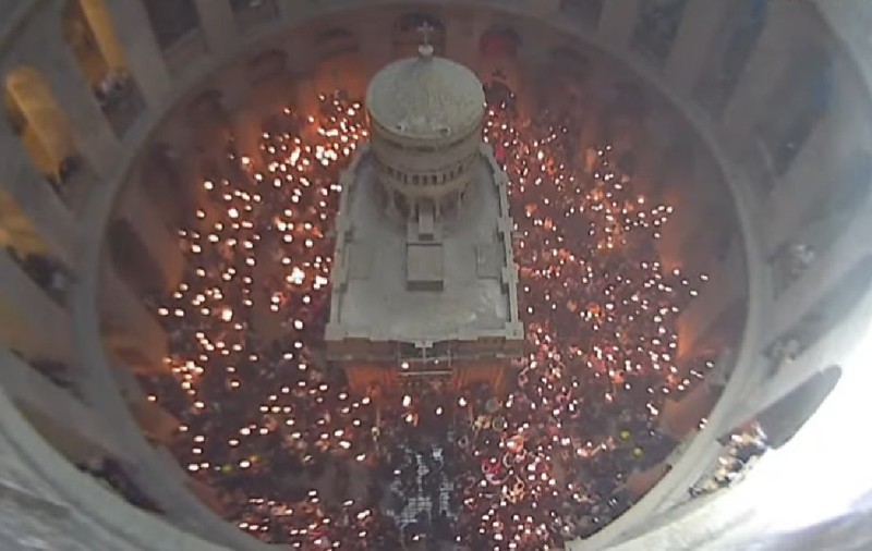 Sfânta Lumină a fost primită la Biserica Sfântului Mormânt din Ierusalim. Când ajunge în România