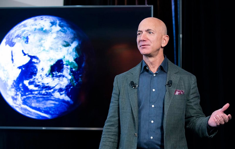 Jeff Bezos, fondatorul Amazon, a cumpărat „buncărul miliardarilor” din Miami. Compania sa are 4.200 de angajați în România