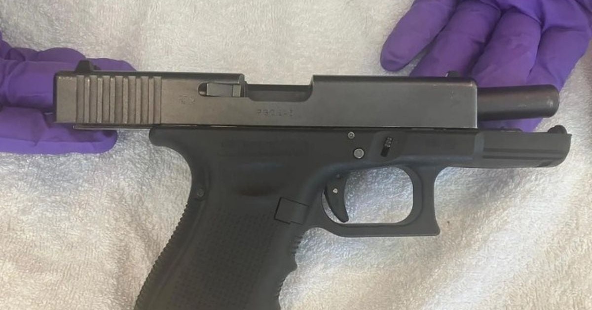 Un pistol adus din Turcia este prezentat după ce a fost confiscat de autoritățile din Franța, iunie 2026