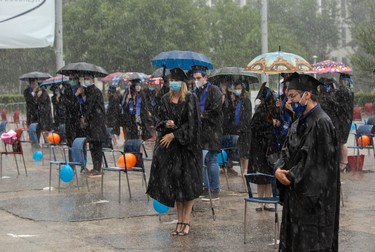 Ploaia nu le-a umbrit studenților bucuria absolvirii