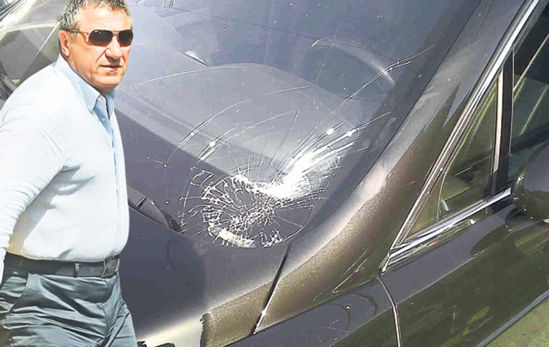 Foto | Impresarul Victor Becali a lovit un om cu Bentley-ul