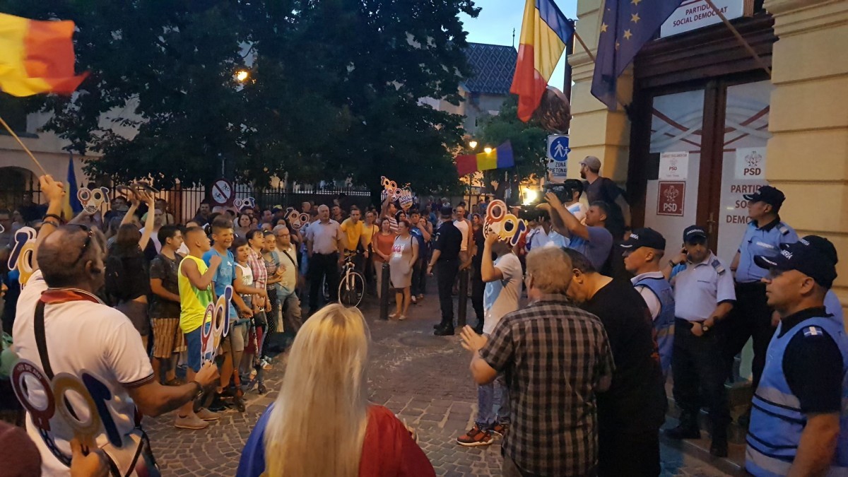 Mii de sibieni au ieșit în stradă, după condamnarea lui Liviu Dragnea. Fotografie de la protestul din Sibiu