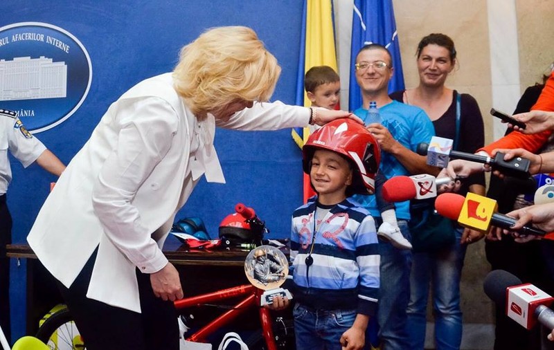 Copilul erou din Vaslui, care și-a salvat frații din incendiu, premiat de Carmen Dan