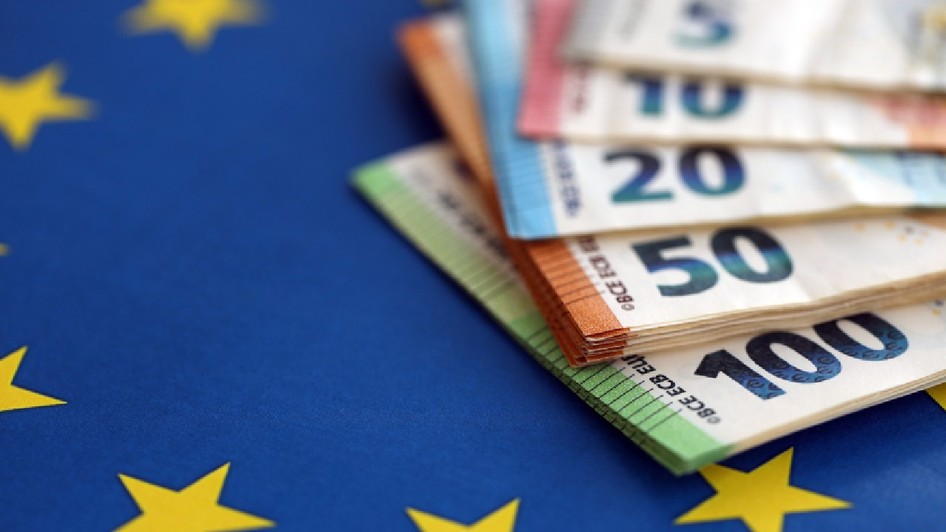 Bancnote euro pe steagul albastru al Uniunii Europene