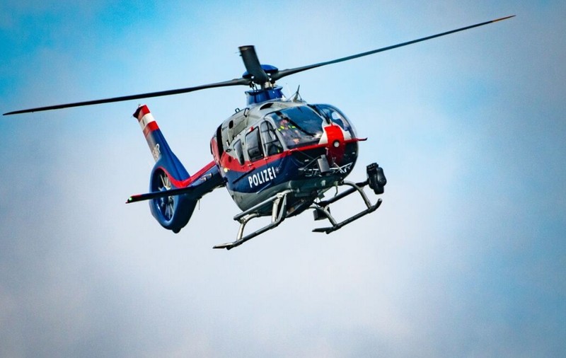 Român de 19 ani, fără permis și fără o roată la mașina furată, urmărit de 13 echipaje de poliție și un elicopter, în Austria