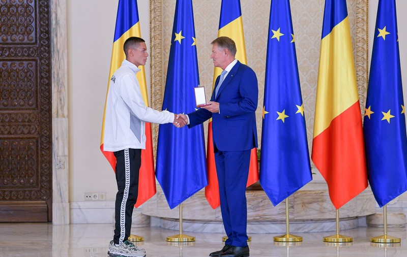David Popovici, decorat de Klaus Iohannis cu gradul de „cavaler”: „Rezultatele obligă autoritățile să facă din sport o prioritate”