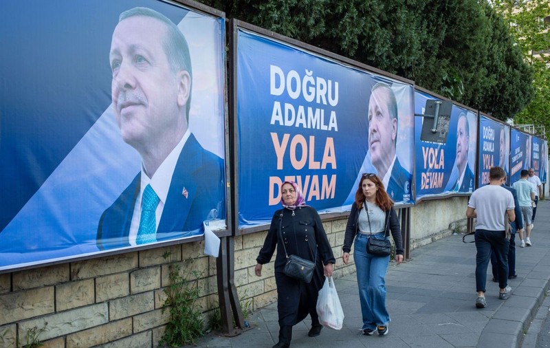 Un adolescent a fost arestat în Turcia pentru că a desenat „o mustață ca a lui Hitler” pe un afiș electoral cu Erdogan