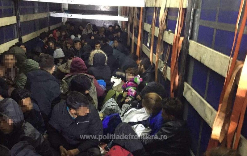 Număr record de migranți prinși la Vama Nădlac. 111 oameni, dintre care 42 de copii, descoperiți într-un camion