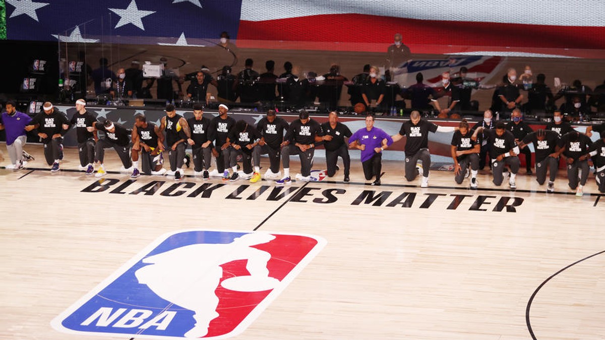 S-a reluat sezonul în NBA. Jucătorii au îngenuncheat împotriva rasismului FOTO: EPA
