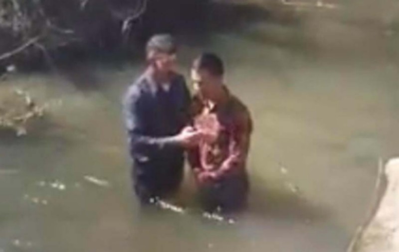 VIDEO | Au ignorat ordonanța militară și s-au botezat în pârâul Bârsău.  Poliția a amendat 19 persoane