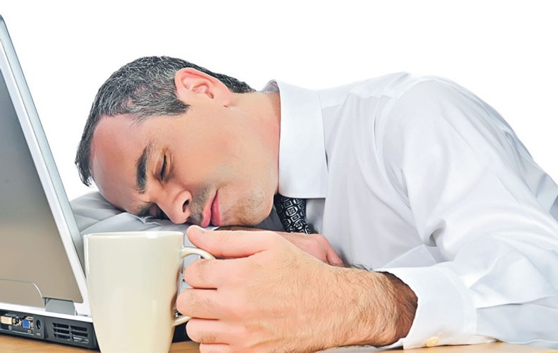 Nu exagera cu cafeaua când ţi-e  somn! Află ce trebuie să faci ca să nu cazi pradă oboselii la birou