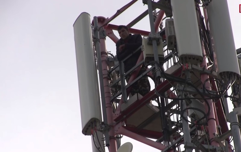Un bărbat din Dej s-a urcat pe un stâlp de telefonie și amenință că se sinucide