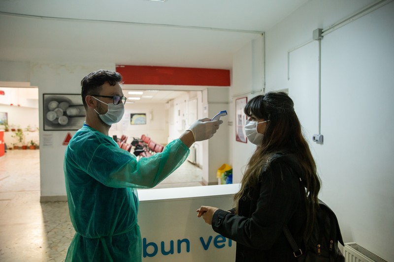 La intrarea în Centrul de Transfuzii se face întâi triajul: se ia temperatura, iar donatorul primește mască, botoși și își dezinfectează mâinile