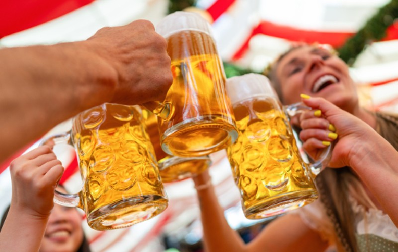 Oktoberfest ajunge în Brașov: bere, distracție și tradiții bavareze în premieră în România