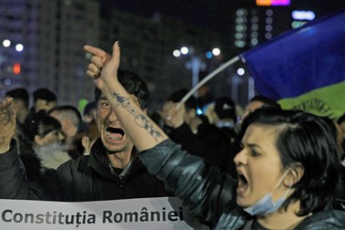 Coloana ajunge în Piața Victoriei