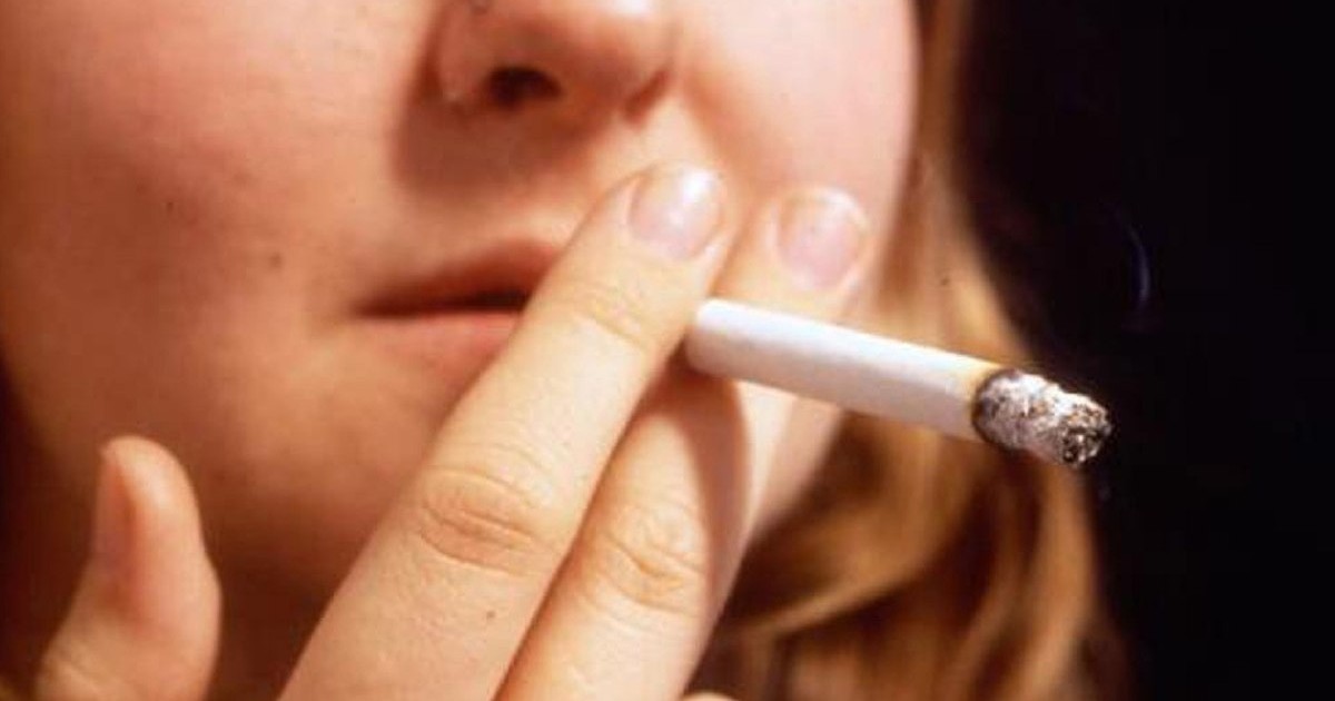 Femeie surprinsă în timp ce fumează