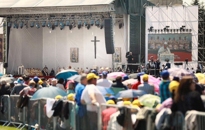 VIDEO | "Să fie de acum înainte numiți Fericiți"! Papa Francisc a beatificat șapte episcopi martiri. Momente sacre la Blaj, în ultima zi a vizitei Suveranului în România