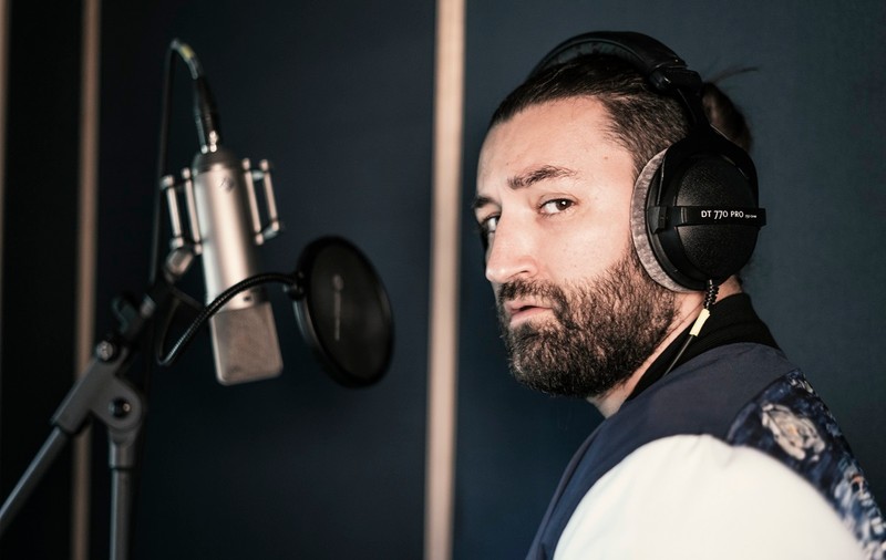 Smiley lansează o școală de muzică. Primele declarații: „Drumul meu a fost aproape pe întuneric. Nimeni nu mi-a spus de la cine să învăț”