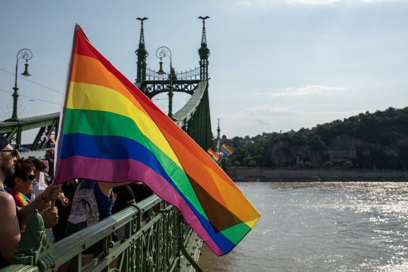 Steagul comunității LGBT fluturând pe podul de peste Dunăre, la Gay Pride Budapesta 2021 Foto: Vlad Chirea