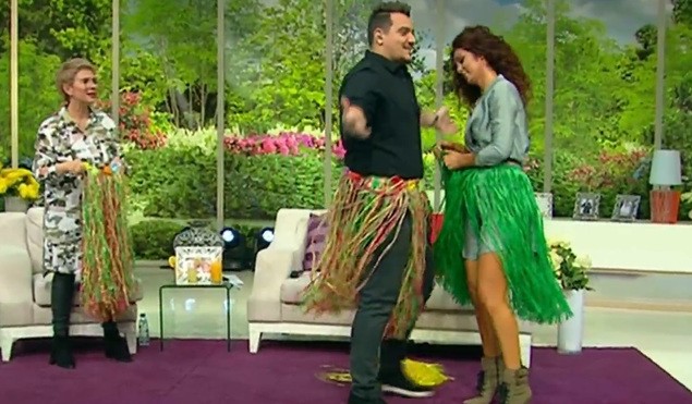 Bursucu a dezbrăcat-o pe Claudia Pavel. S-a întâmplat în direct la tv. "Păi ce faci?"