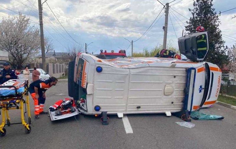 Ambulanță care transporta un copil de un an, lovită violent și răsturnată, la Urziceni. Copilul, preluat inconștient și dus la spital