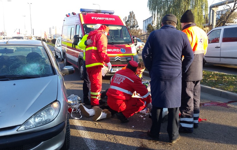 O femeie a fost ucisă pe trecerea de pietoni în Buzău. Șoferul mașinii le-a spus polițiștilor că a fost orbit de soare