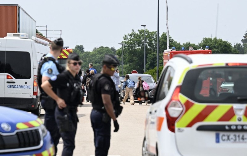 Un elev de 15 ani a înjunghiat mortal o asistentă școlară care îi verifica rucsacul. „Victima unui val de violenţă fără sens”