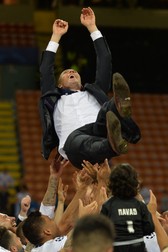 epa05334961 Real's coach Zinedine Zidane is tossed in the air by players after their win in the UEFA Champions League Final between Real Madrid and Atletico Madrid at the Giuseppe Meazza stadium in Milan, Italy, 28 May 2016. EPA/PETER POWELL