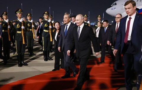 Vladimir Putin a ajuns la Beijing pentru întâlnirea cu Xi Jinping. Obligația pe care a trebuit să o accepte liderul rus pentru perioada șederii în China