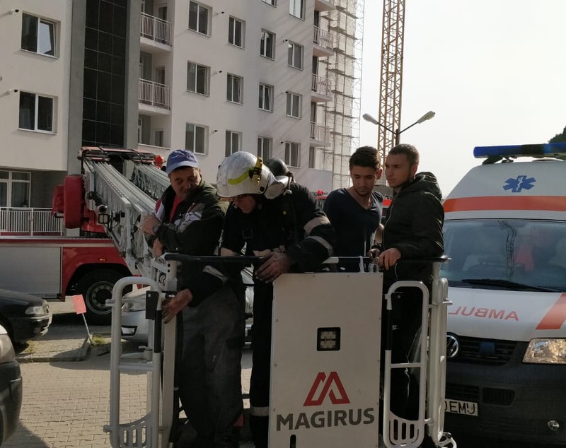 Incendiu la un bloc din Cluj-Napoca. Locatari evacuaţi de pompieri cu scara