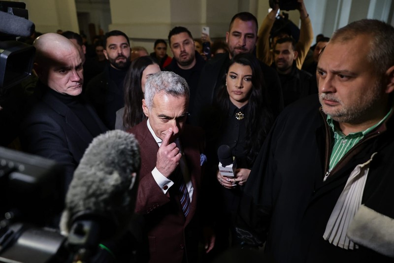 Gestul lui Călin Georgescu amintește de celebrul semn al Elenei Udrea din dosarul „Gala Bute”, Foto: Vlad Chirea / Libertatea