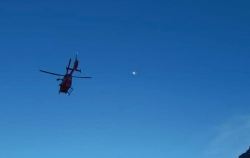 Turist mort în Bucegi, după ce a căzut de pe munte. Un medic şi un salvator montan, coborâţi cu troliul la victimă