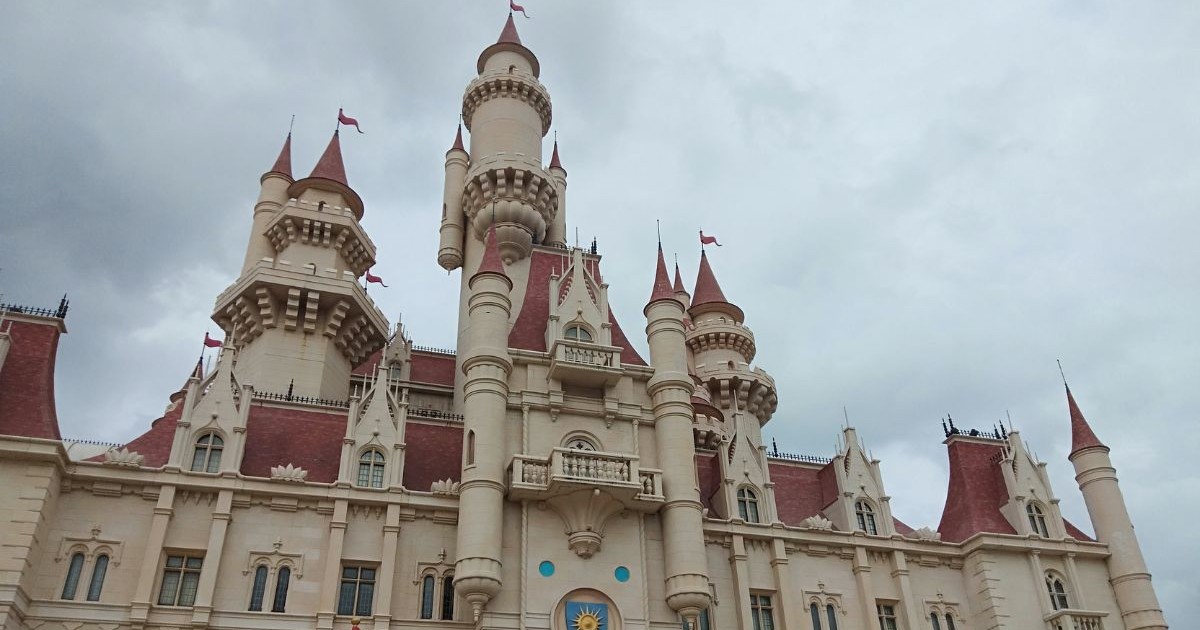 Universal Studios, Singapore, 3 decembrie 2019 – Exteriorul magnific al unui castel Disney, cu o arhitectură de basm, turnuri emblematice și o atmosferă magică și fantastică