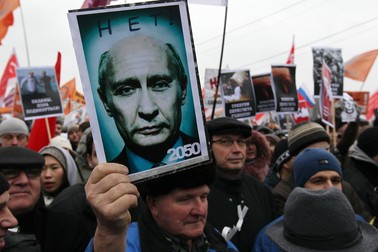 O fotografie cu un Vladimir Putin îmbătrânit și cuvintele „Nu 2050" apare în timpul unui protest din Moscova, pe 10 decembrie 2011. Oamenii sunt nemulțumiți din cauza acuzațiilor de fraudă electorală din timpul alegerilor parlamentare în care partidul lui Putin, pe atunci prim-ministru, a obținut aproape 50% din voturi. Foto: Profimedia