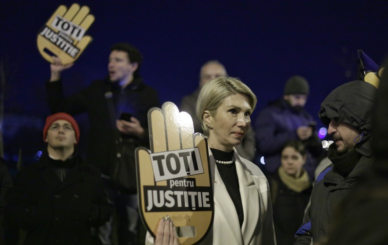 Noi proteste la Parlament față de modificarea legilor justiției. Opoziția, din nou în stradă | FOTO
